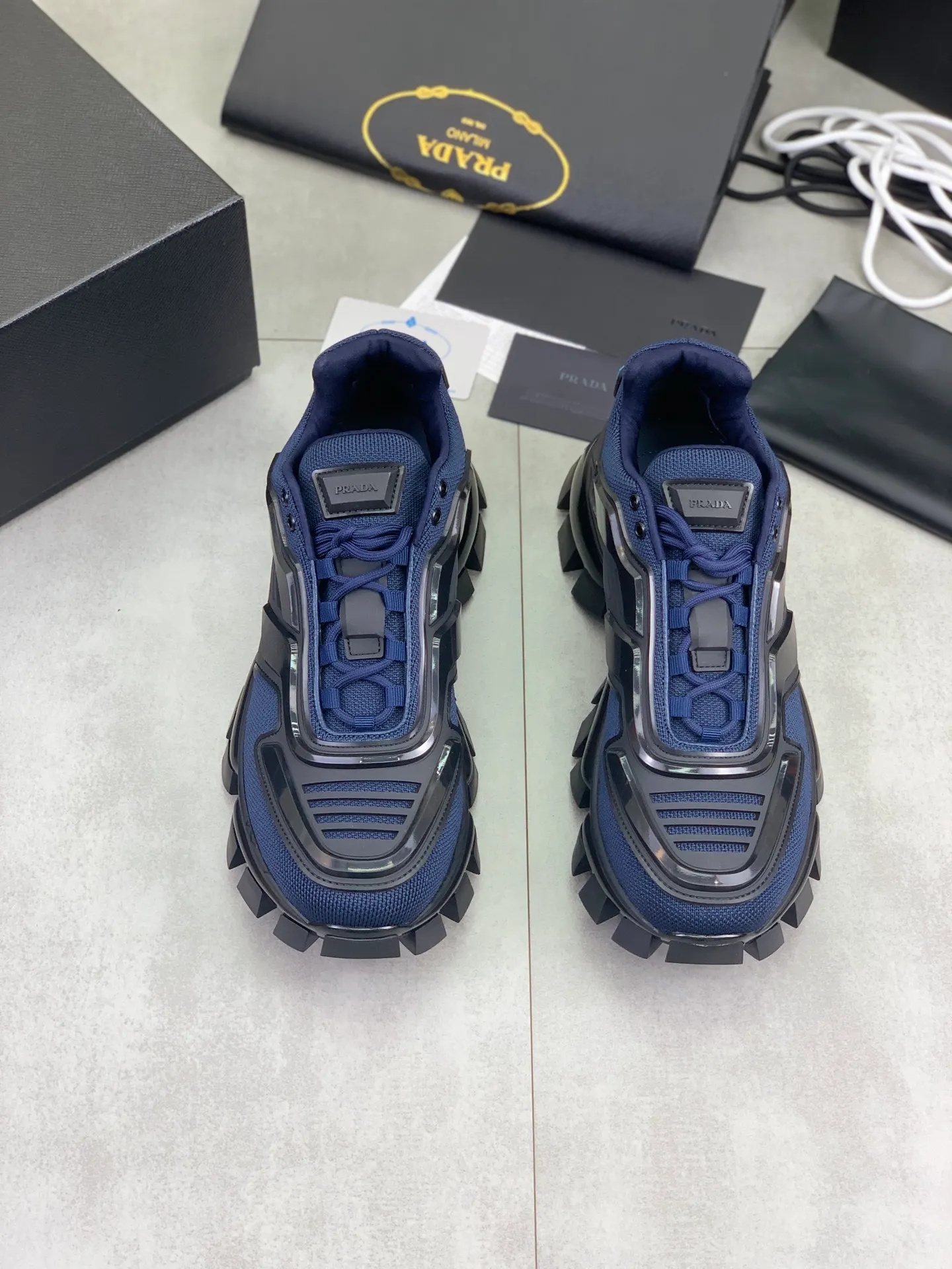 Men's Men's Shoes P660 New Top Version PRADA Prada Dark Punk Martin Rock Tank Mecha Hardcore Fighting Shoes ☑️ A century-old brand, the unique hardcore design has entered the public eye. The tank element is used as the sole design, subverting conventions, breaking the monotony, brightening the overall shape, eye-catching, and achieving a meaningless appearance. With its hard-core styling and metal accessories full of design, it unleashes an unruly punk spirit, interprets a unique and iconic style, and demonstrates the leadership level of its pioneer originator in the field of thick-soled shoes. It is the nirvana darling of major fashion weeks. 📣📣The ultra-light foam outsole solves the problem of bulkiness and is suitable for those who know the difference. ✅Fabric: Original splicing design and production ✅Inner: Original lining➕Cow leather insole. ✅Original foam combination outsole with 8cm heel height and super light weight. ✅Code number: Female 35-39 (40 is customized and non-refundable) Male 39-45 (46 and 47 are customized and non-refundable) Full package at the counter